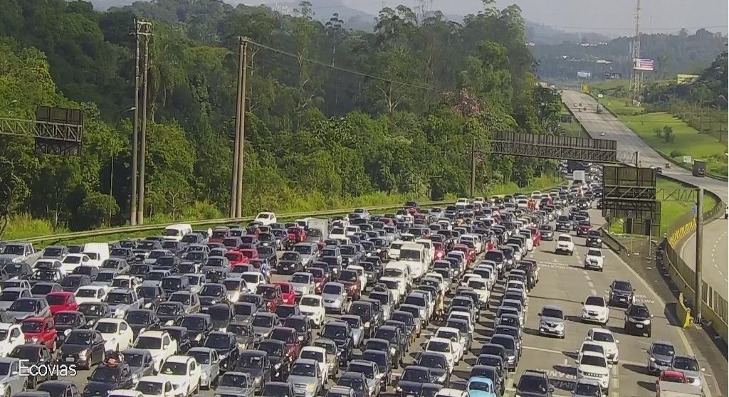 Réveillon na praia: Rodovia dos Imigrantes tem 11 km de congestionamento e lentidão, no sentido litoral, na manhã deste sábado