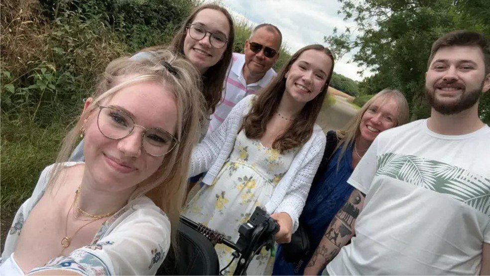 Megan teve que mudar para longe da família para receber o cuidado e tratamento necessário — Foto: Megan Dixon