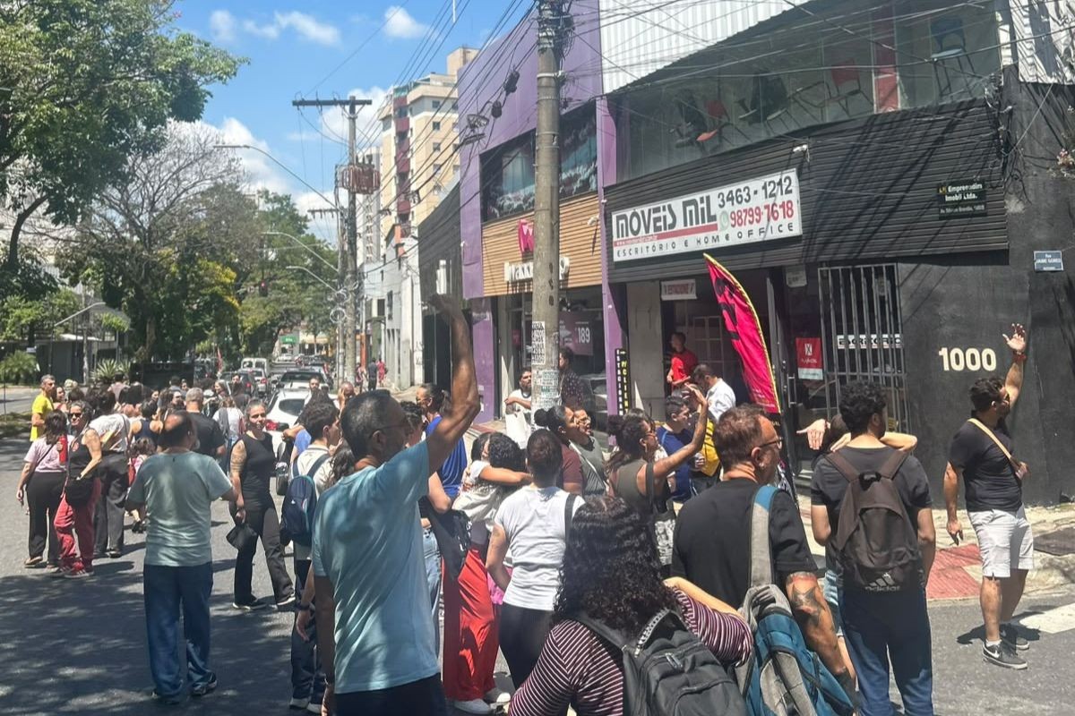 Professores de escolas particulares de BH entram em greve por tempo indeterminado