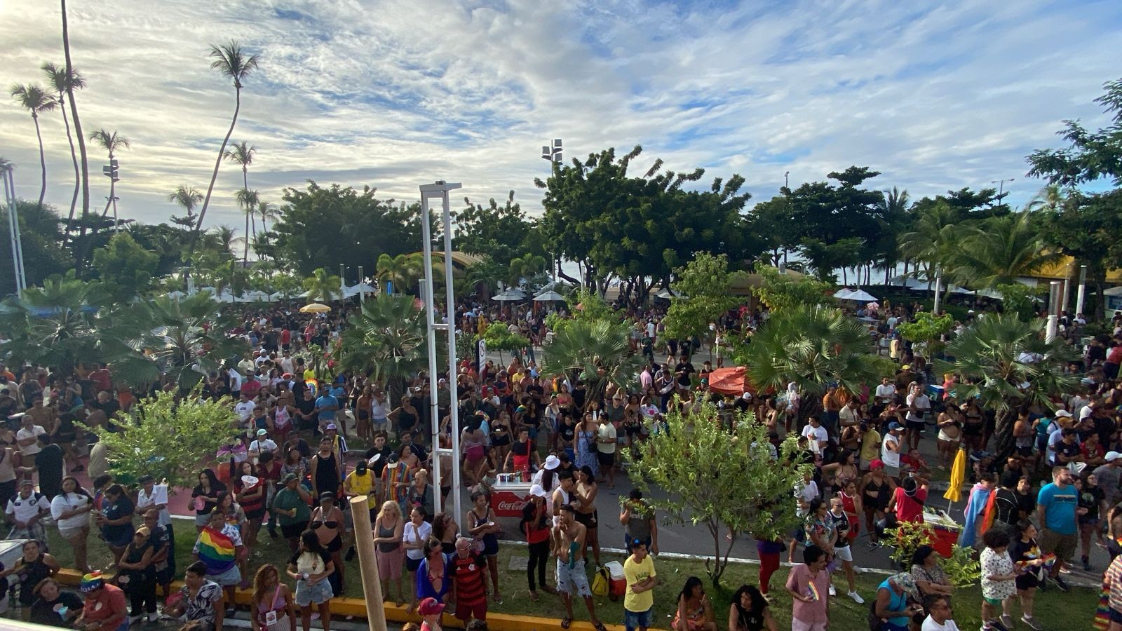Parada pela Diversidade atrai multidão em Fortaleza