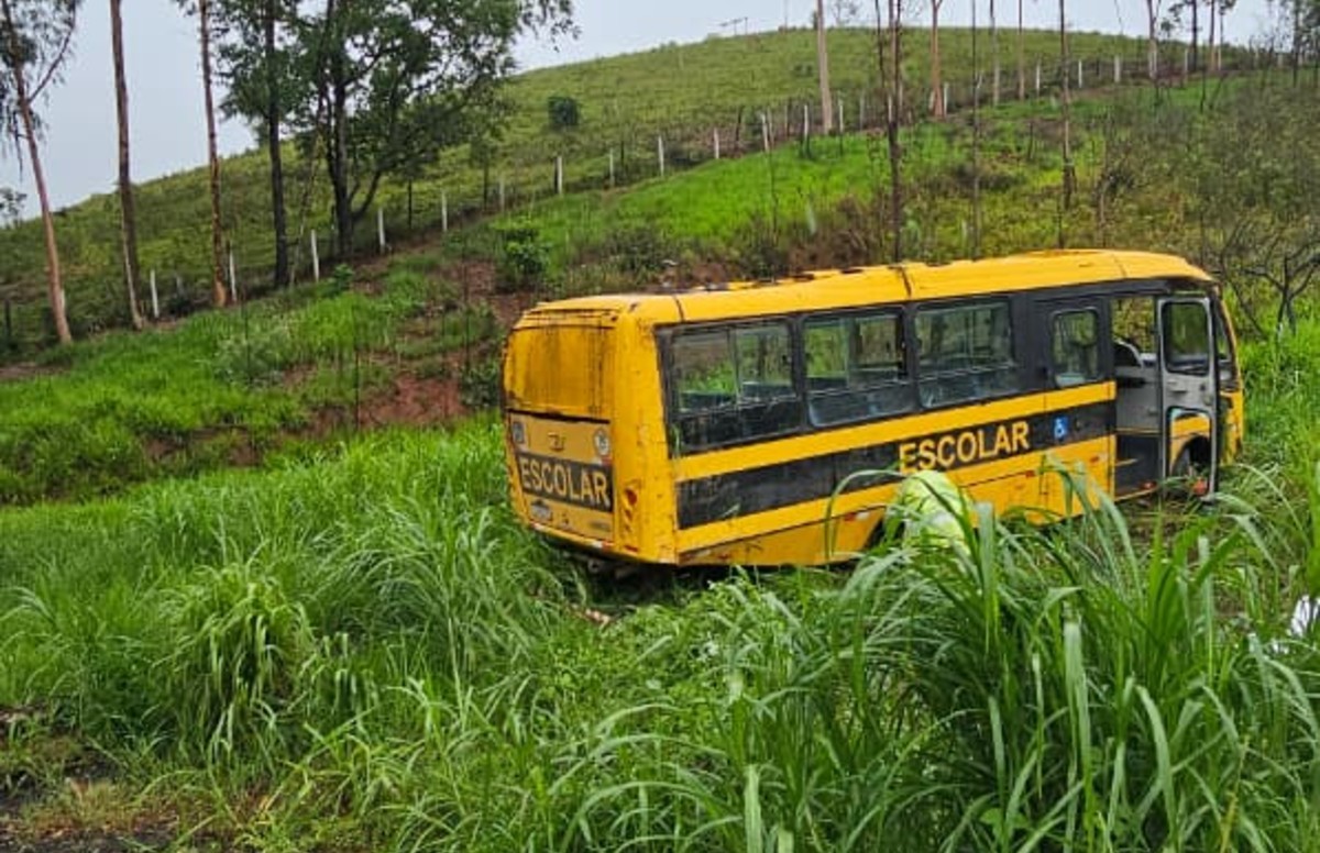 Acidente com micro-ônibus deixa um morto e feridos na BR-267
