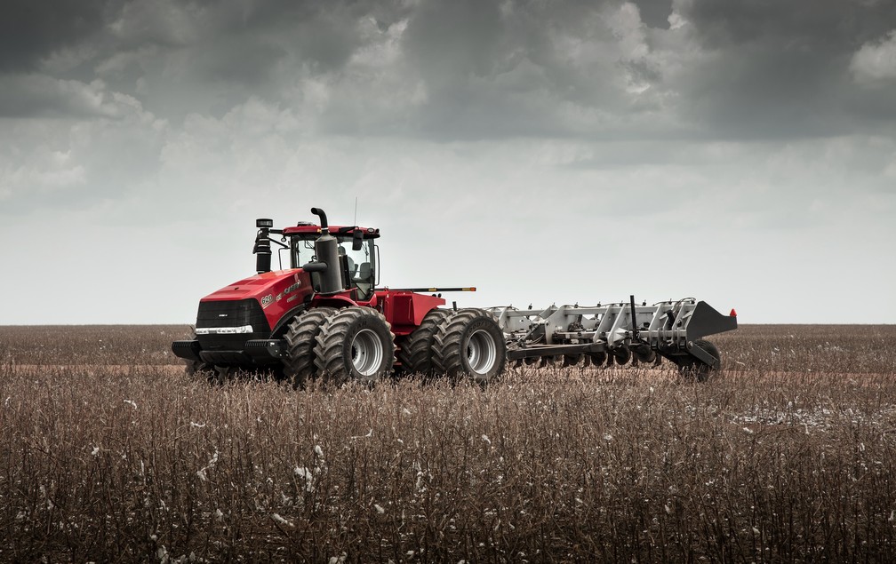 O trator Steiger 620 puxando implemento em lavoura — Foto: Divulgação/Case IH