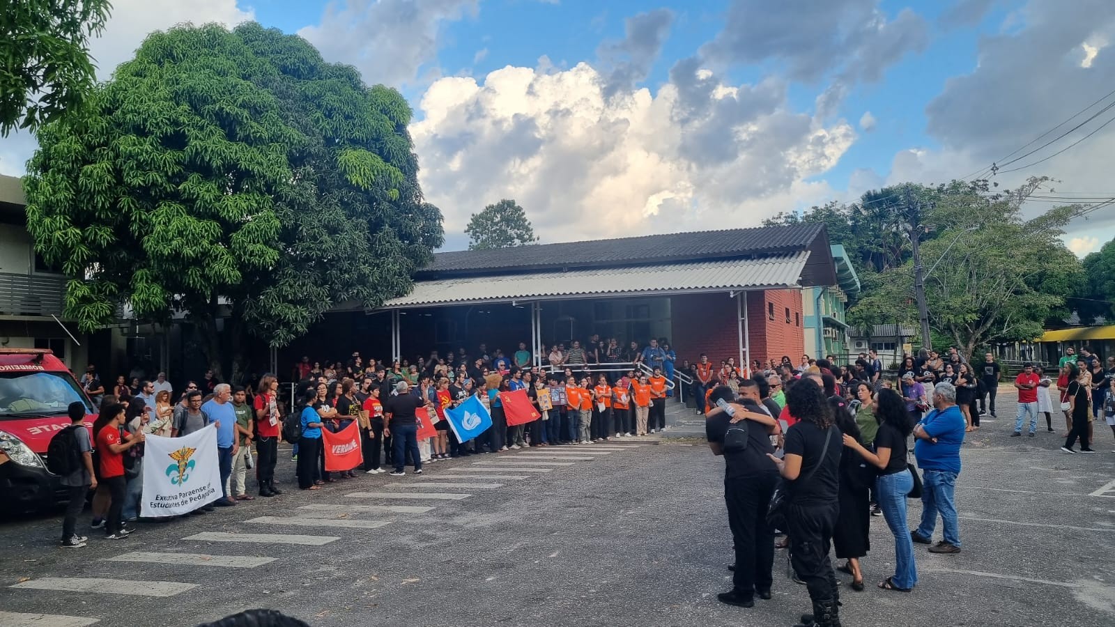 Corpos dos estudantes mortos na BR-153 chegam a velório coletivo na UFPA sob aplausos e homenagens