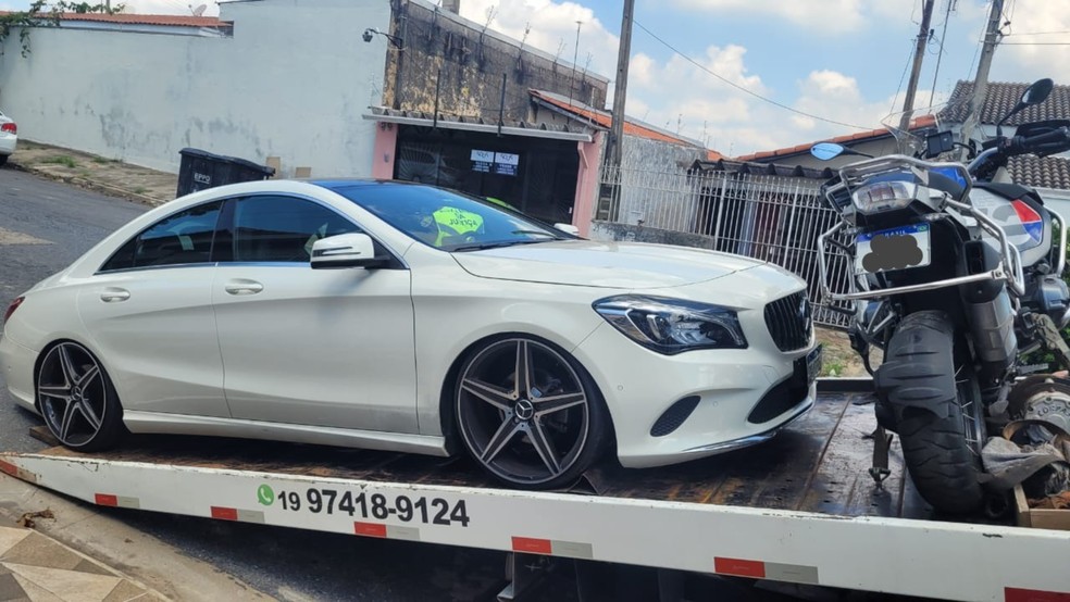 Quatro veículos de luxo, dispositivos eletrônicos foram apreendidos durante operação da polícia e do MP em condomínio contra plataformas de cassino virtual — Foto: Reprodução