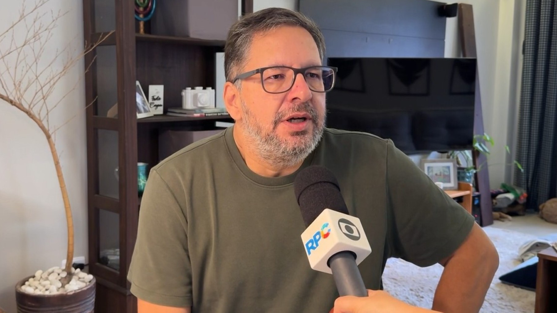 Paciente com doença de Parkinson espera desde 2024 por consulta na rede pública de saúde de Curitiba