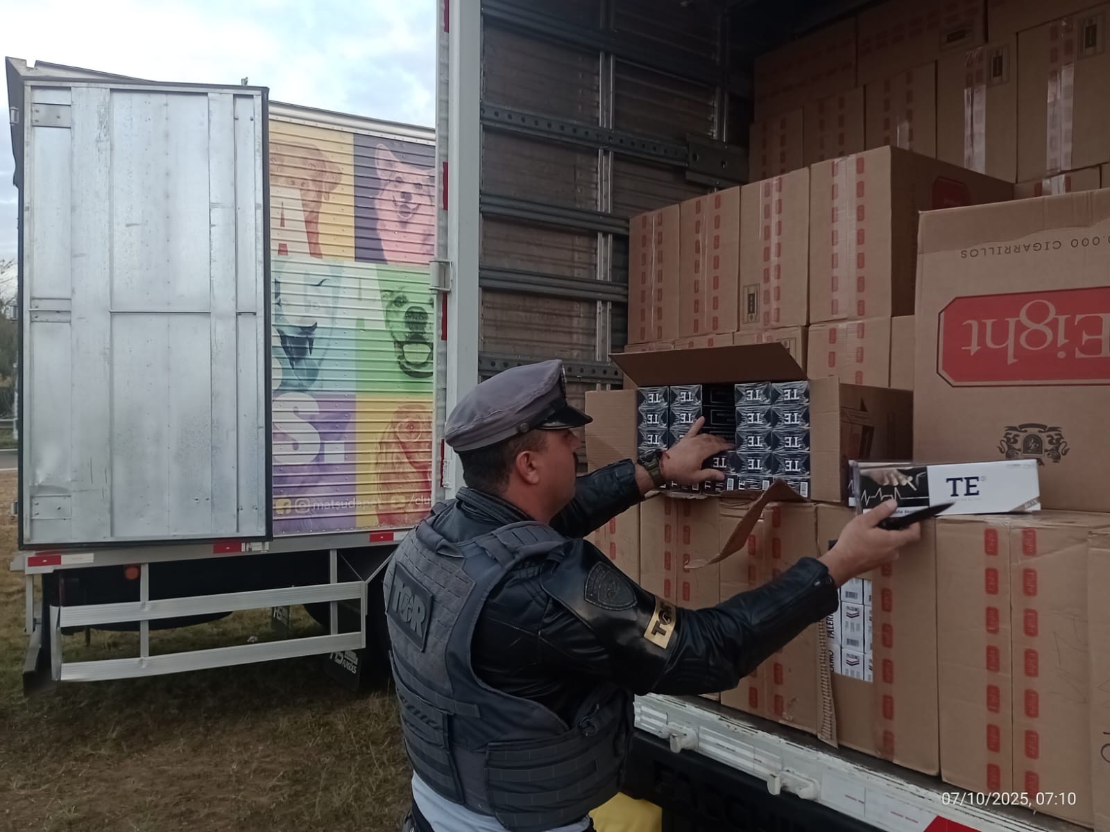 Dupla é presa transportando quase meio milhão de maços de cigarros contrabandeados em rodovia no interior de SP