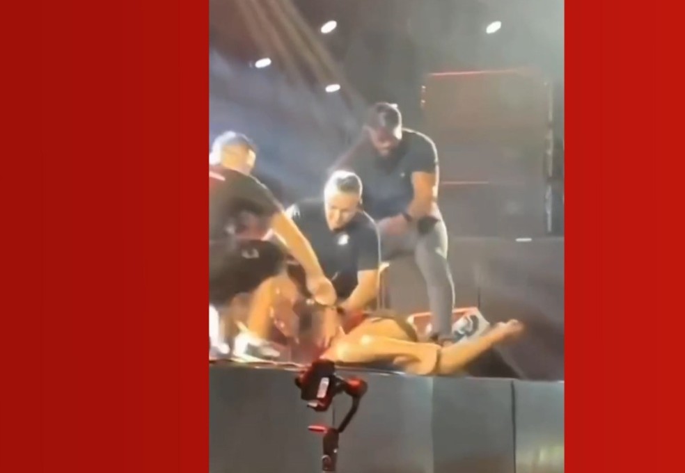 Fã invade palco e é imobilizada por seguranças de Simone em show na Bahia — Foto: Reprodução/Redes Sociais