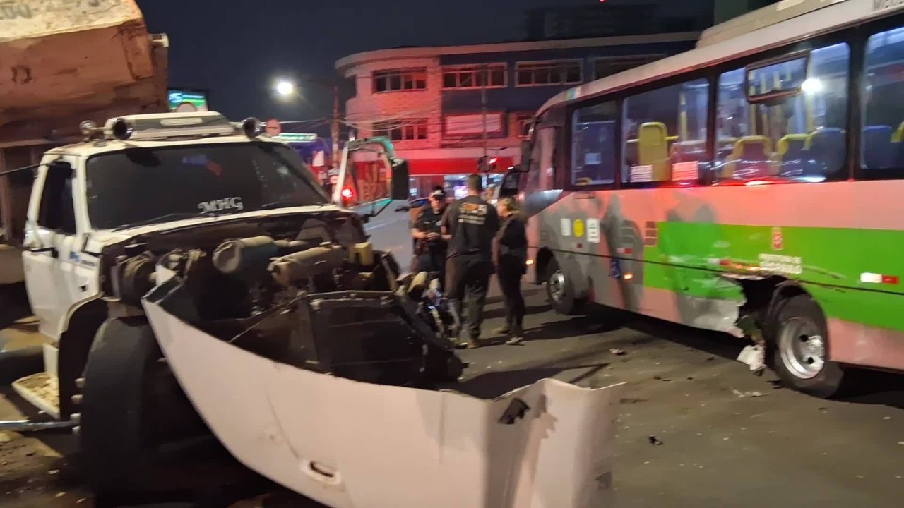 VÍDEO: Colisão entre caminhão e microônibus deixa dois feridos na Zona Norte de SP
