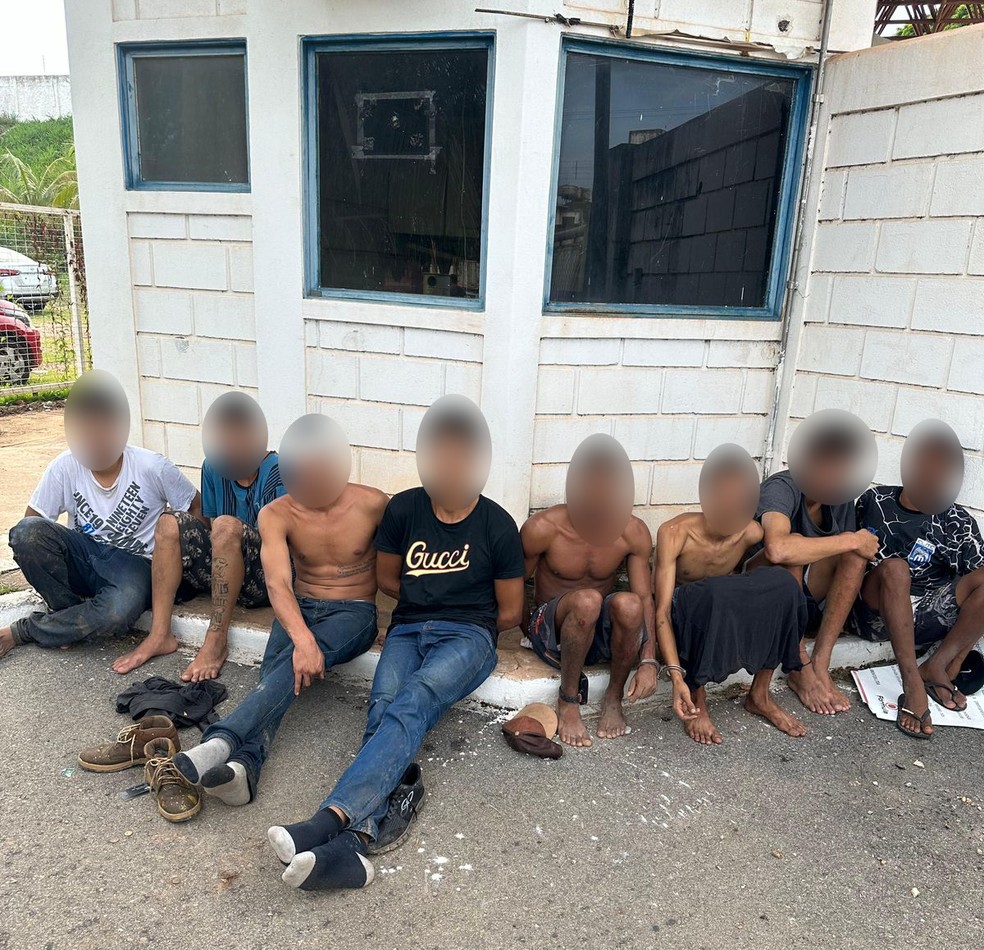 Oito suspeitos se renderam e foram presos no local — Foto: Polícia Militar