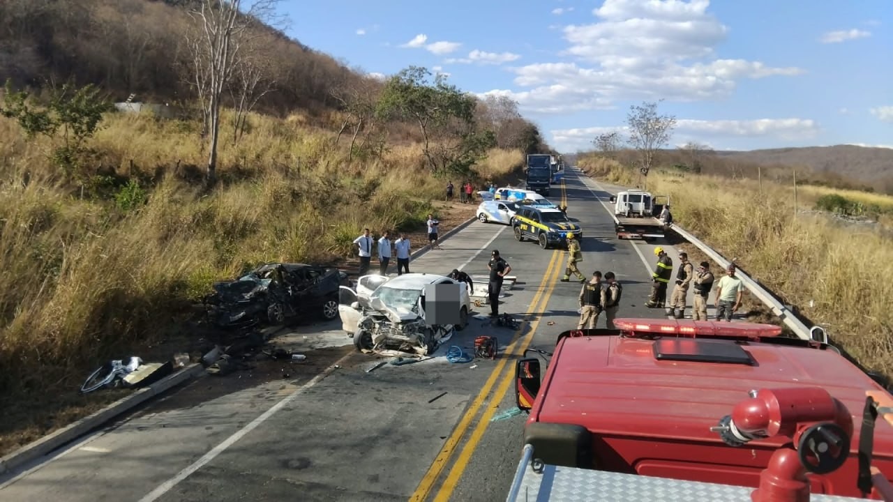 Carro com 137 kg de maconha fugiu da PRF por 10 km antes de bater de frente na BR-251; sete morreram