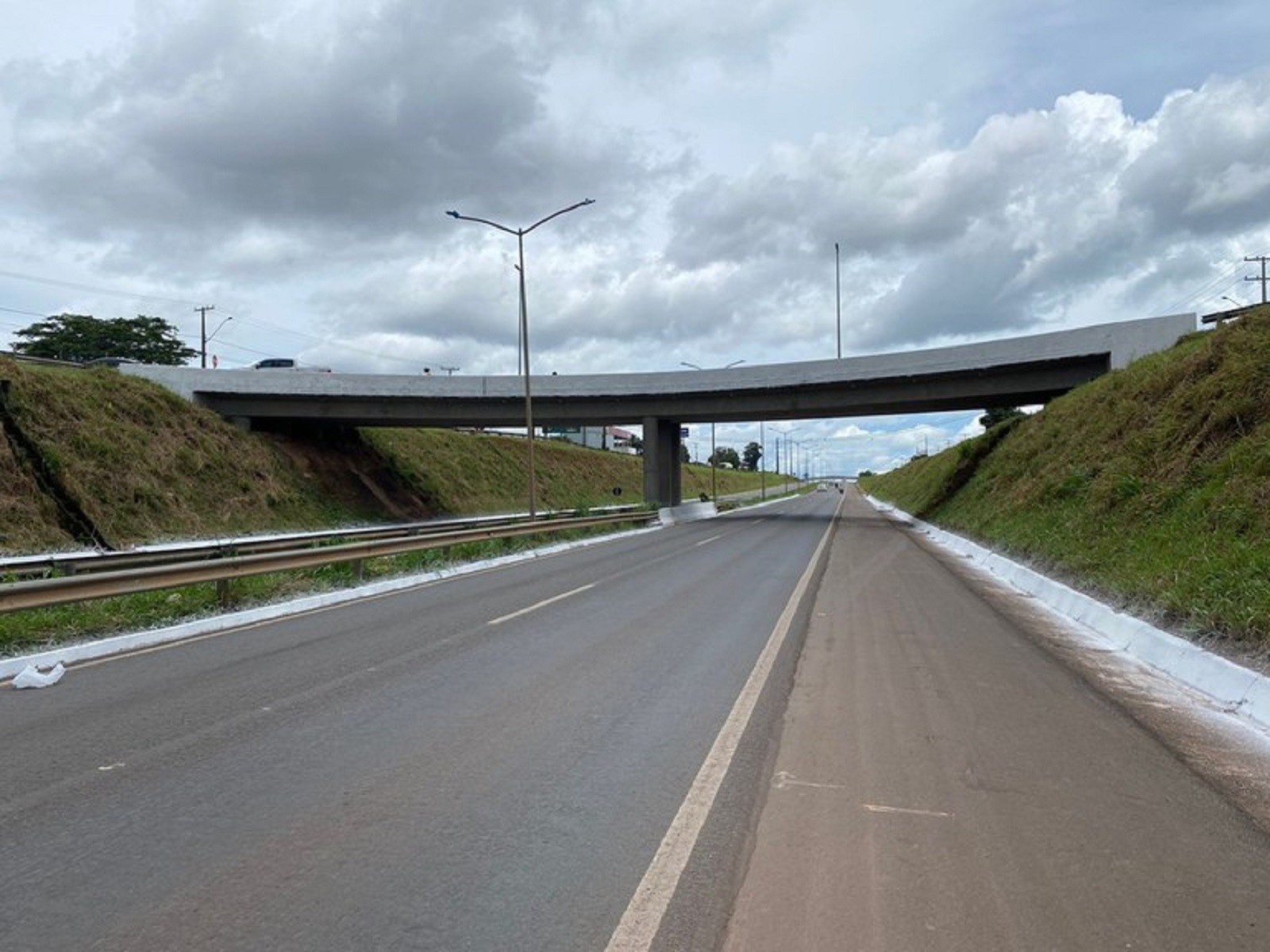 Motociclista fica gravemente ferido após bater em mureta e cair de viaduto na BR-153