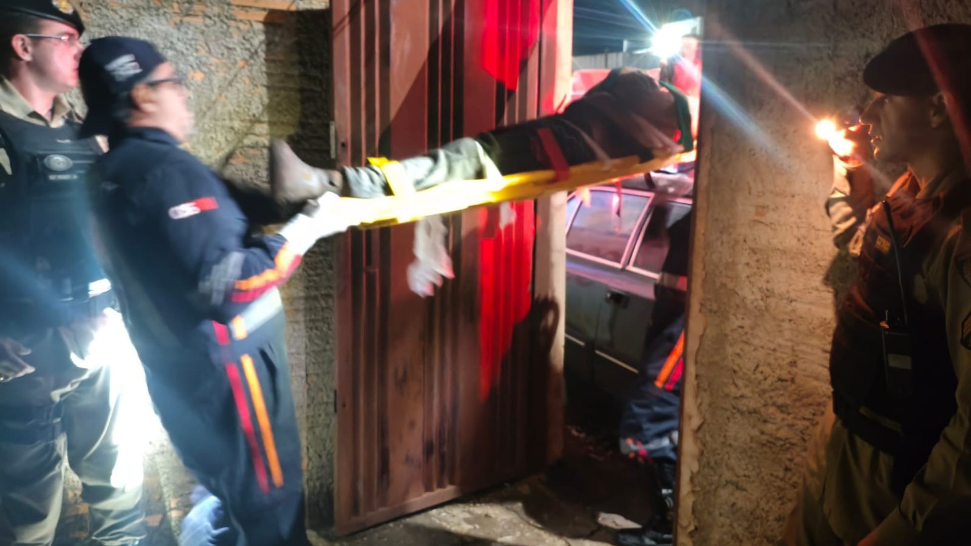 Policiais pulam muro e salvam morador desacordado durante incêndio em MG