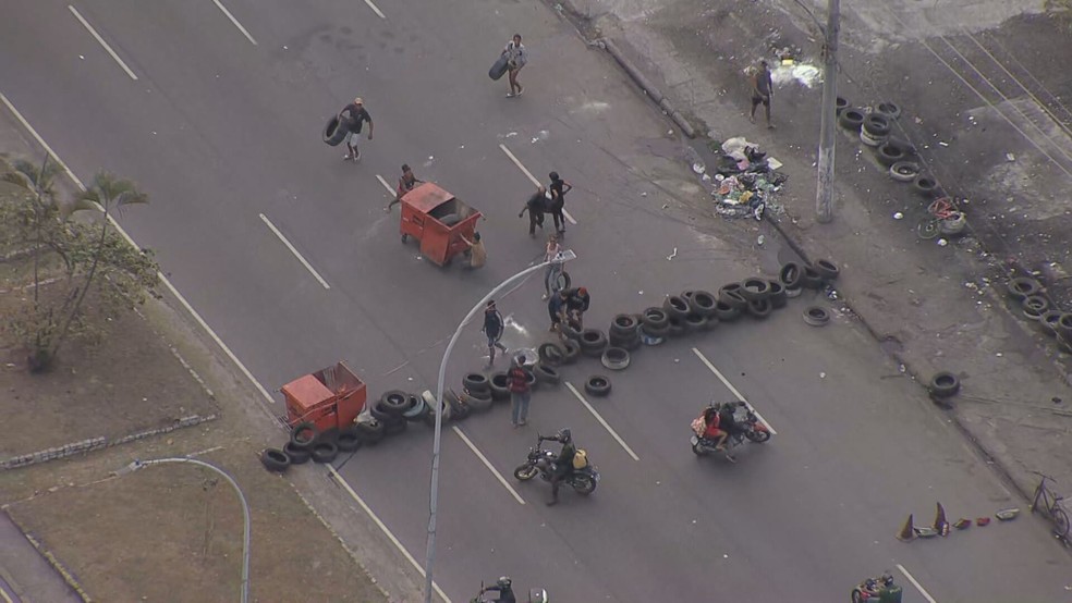 Manifestantes usam pneus para fechar a Rua São Francisco Xavier após operação — Foto: Reprodução/TV Globo