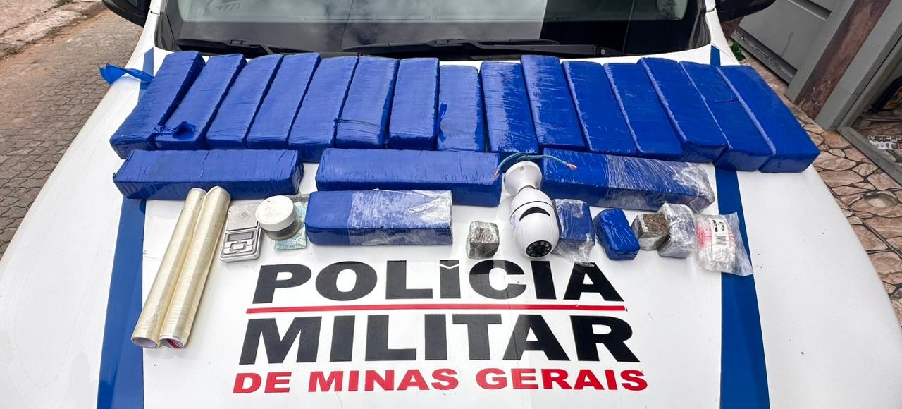 Homem é preso por tráfico após fugir de moto de abordagem policial e bater em carro em Governador Valadares