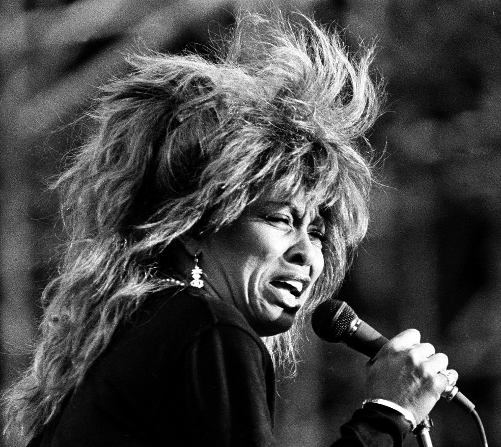 Tina Turner canta durante show em Hamburgo, na Alemanha, em julho de 1987 — Foto: Michael Urban/Reuters/Arquivo
