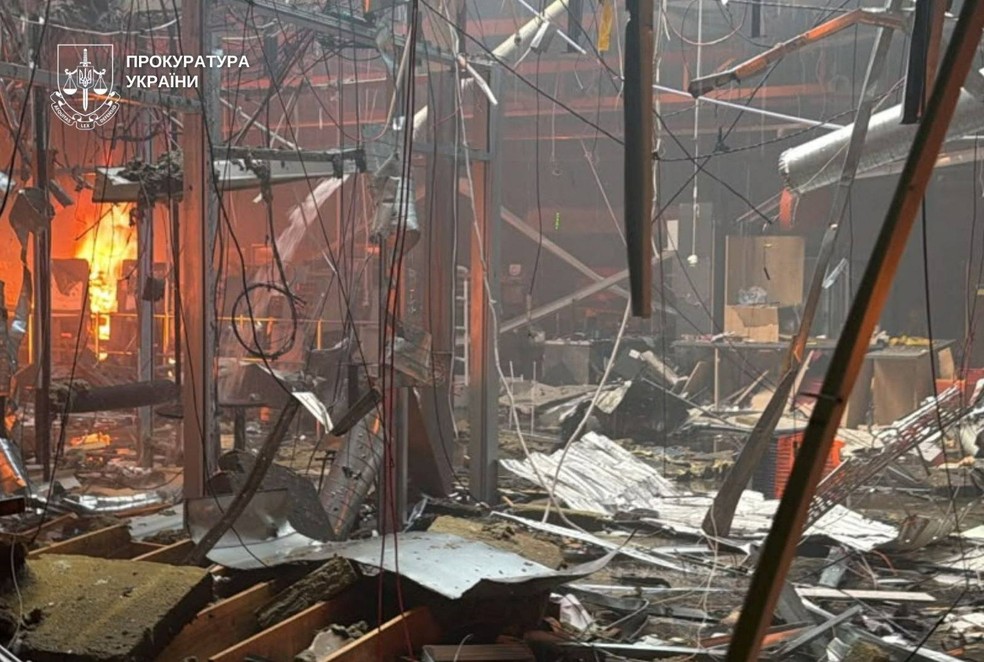 Interior de shopping destruído na Ucrânia após ataque russo — Foto: Procuradoria-Geral via Telegram/Divulgação via REUTERS
