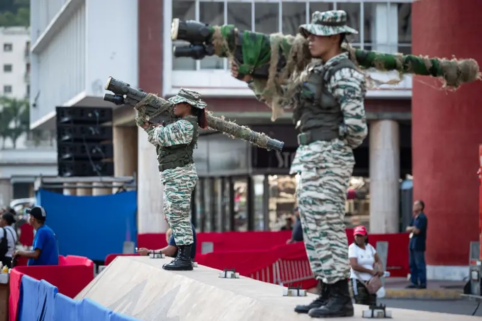 Em meio a operação de segurança, a Venezuela exibiu seus mísseis portáteis Igla-S, capazes de derrubar aeronaves voando em baixa altitude. — Foto: EPA via BBC