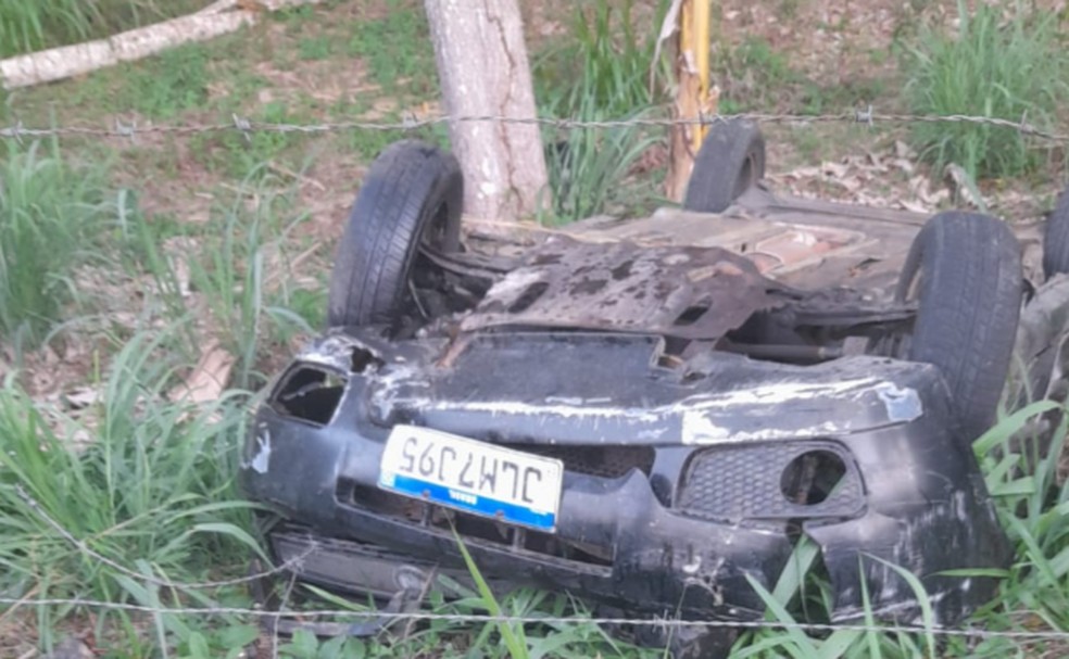 Três pessoas morreram após carro capotar em km 434 da BR-101, em Camacan — Foto: Ubaitaba Urgente