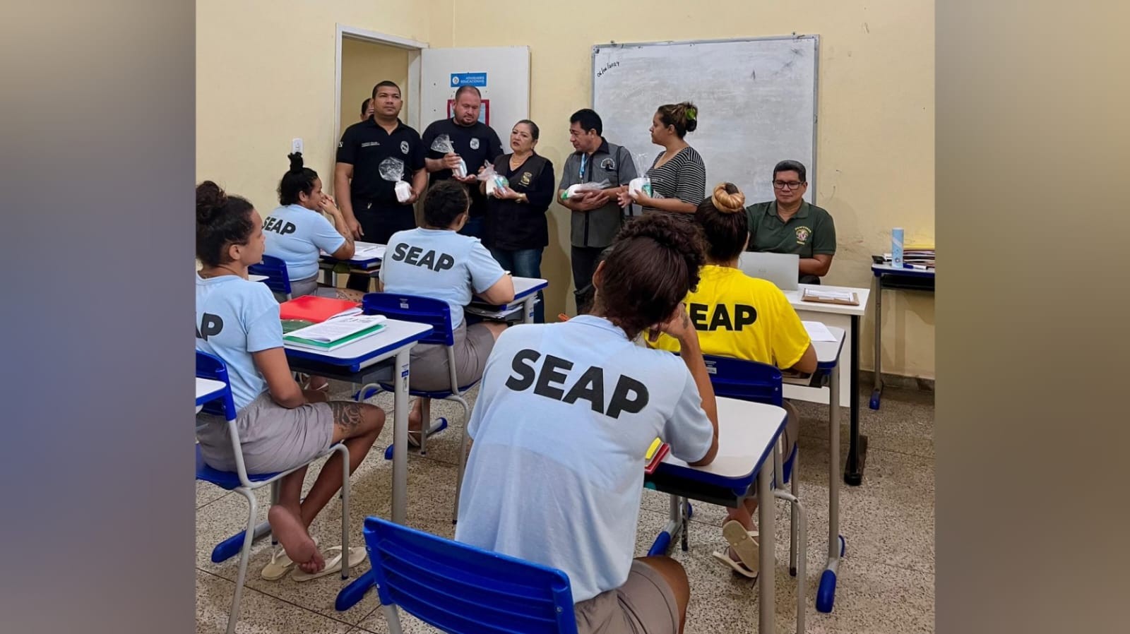 Ação 'Todos por eles' entrega kits de higiene para internos da penitenciária de Santarém