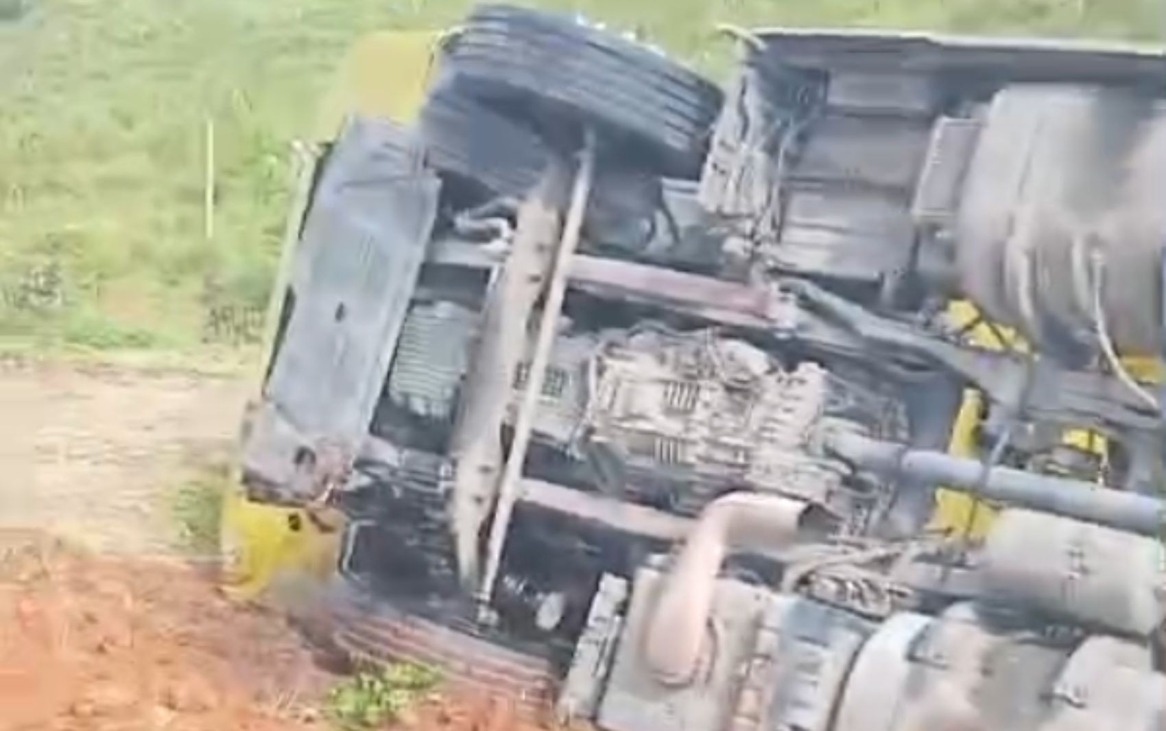 Mãe e filha de 3 anos morrem atropeladas por carreta na BR-101, em Rosário do Catete