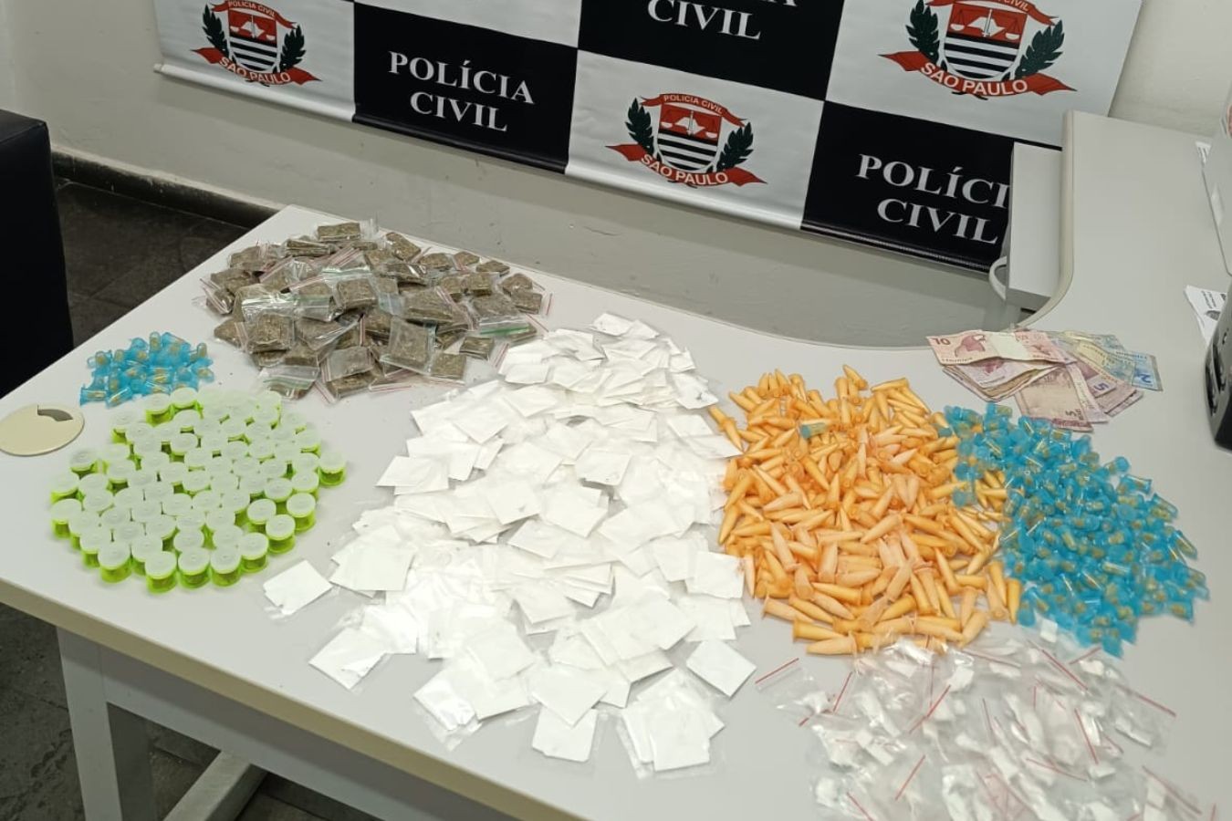Dupla é presa com 'casa bomba' de drogas em Campinas