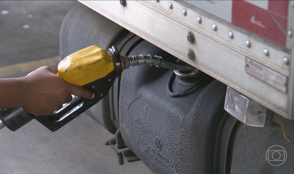 Programa de subvenção ao diesel foi criado para atenuar os efeitos nos preços domésticos de combustíveis — Foto: Jornal Nacional/ Reprodução