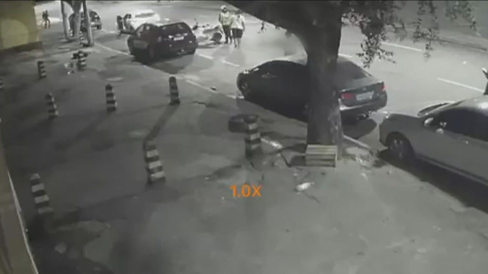 Vigilante fica em coma após ser atropelado na Avenida Monsenhor Félix. — Foto: Reprodução/ TV Globo