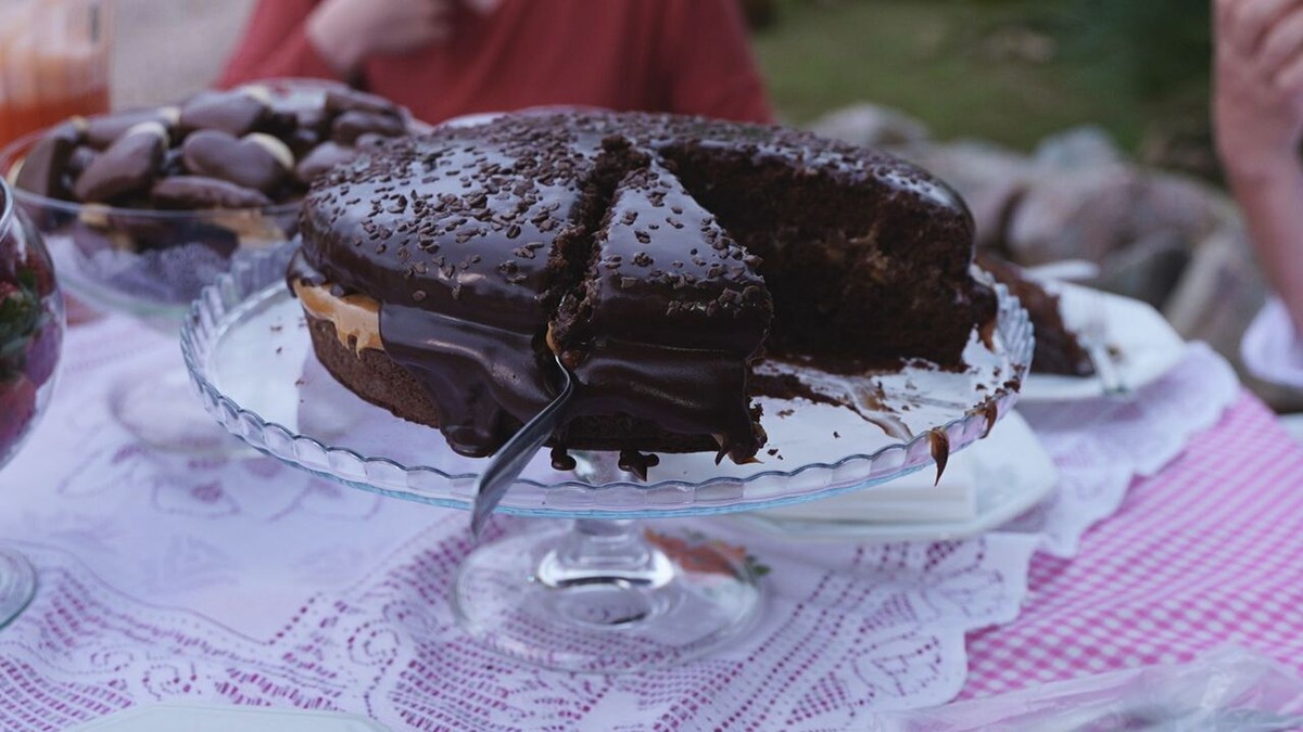 Aprenda a fazer um bolo de banana com canela - Folha PE