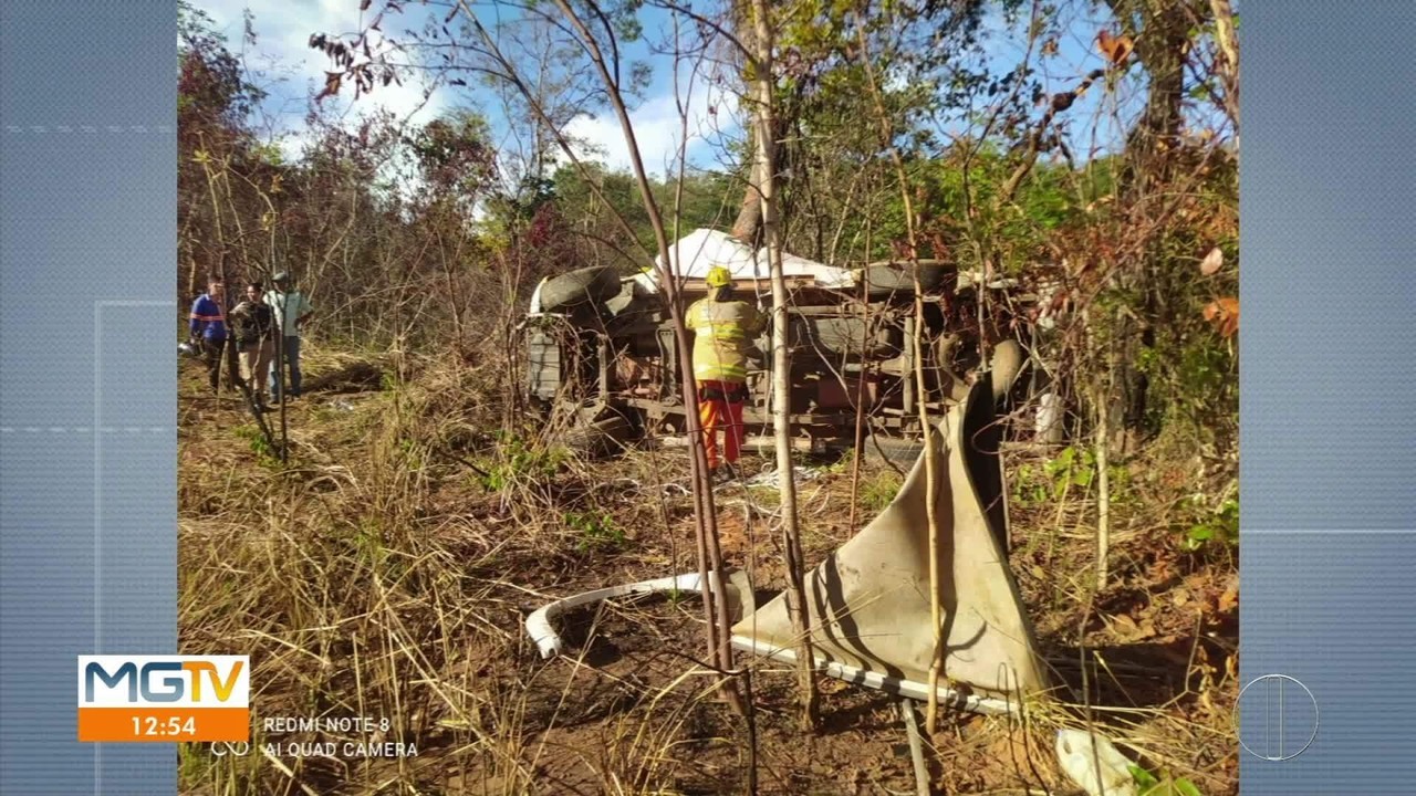 Após capotamento na MGC-251, corpo de motorista é encontrado em mata, a 15 metros do veículo