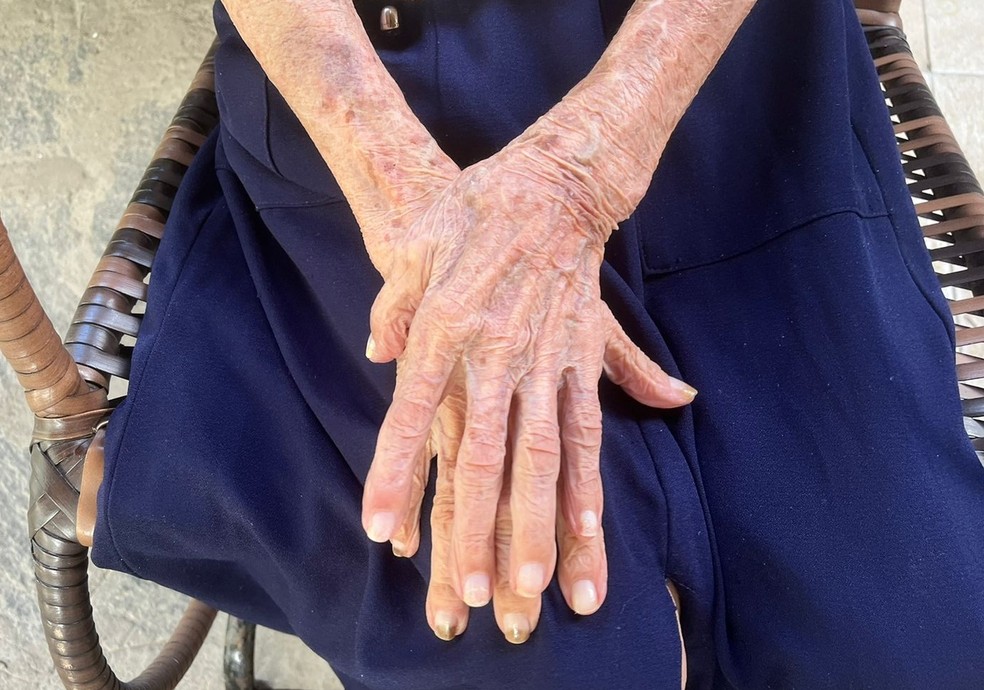 As mãos de Elizabeth Texeira que cultivaram a terra e escreveram a história da reforma agrária no Brasil — Foto: Lara Brito/g1 PB
