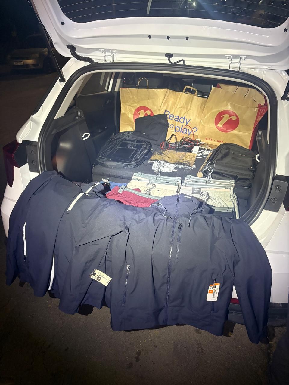 Trio suspeito de furtar lojas de shopping é preso em Campinas com R$ 5 mil em mercadorias