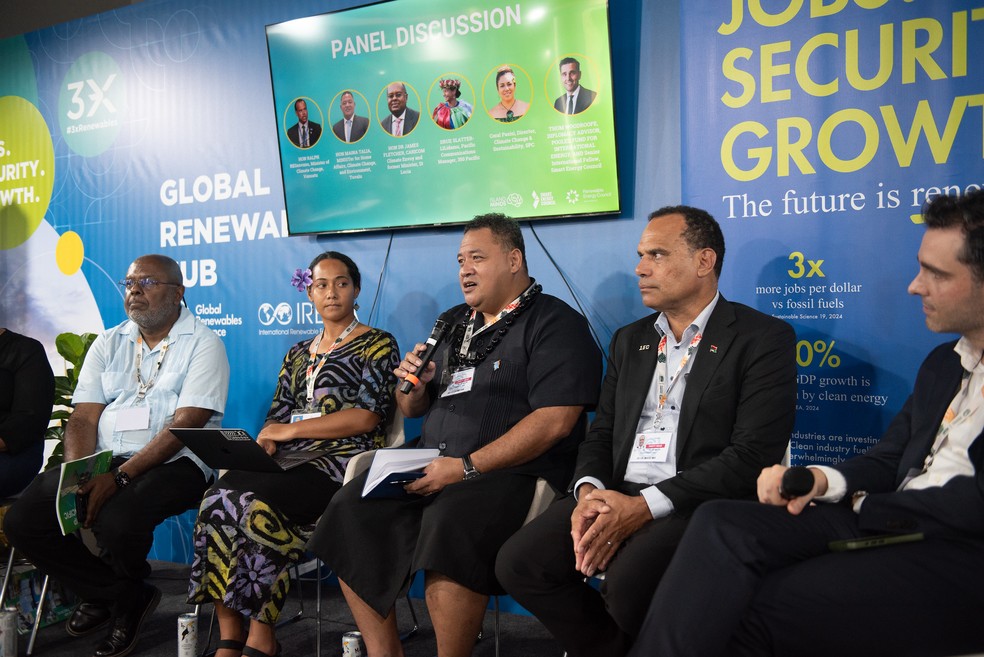 : Maina Talia, ministro de Meio Ambiente de Tuvalu (com microfone, ao centro), em painel na COP30 em Belém — Foto: Global Renewable Alliance