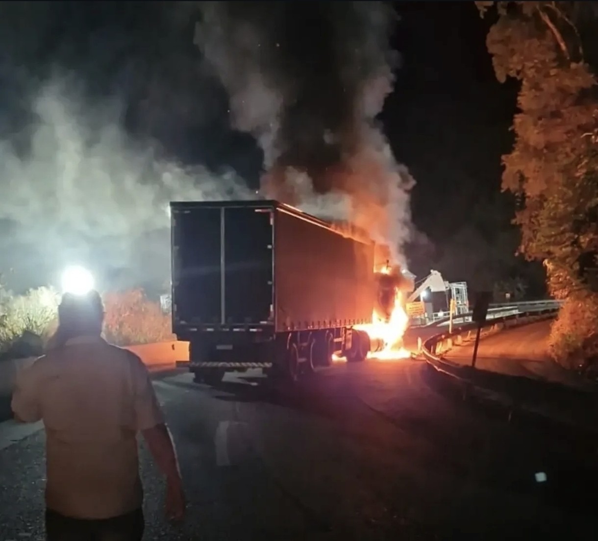 Carreta pega fogo e causa congestionamento na Serra das Araras em Piraí