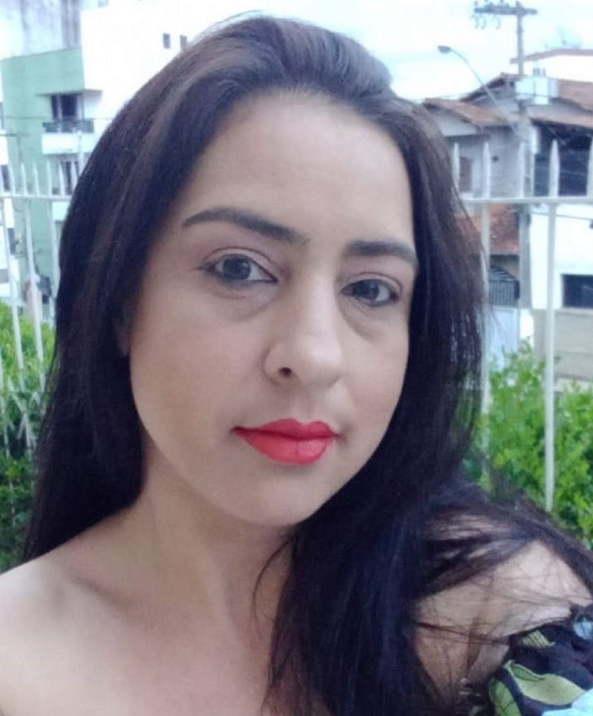 Morre motociclista atingida por caminhão que invadiu a contramão na MG-447