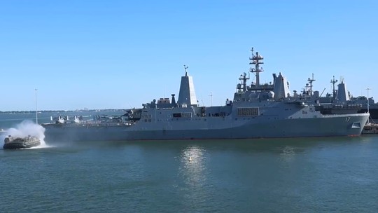 VÍDEO: EUA divulgam imagens de navios de guerra em operação no Atlântico em meio a envio de frota para perto da Venezuela - Washington diz que missão visa combater o tráfico internacional de drogas, mas já sinalizou que Maduro também é alvo. Imagens foram gravadas antes de embarcações deixarem os EUA.