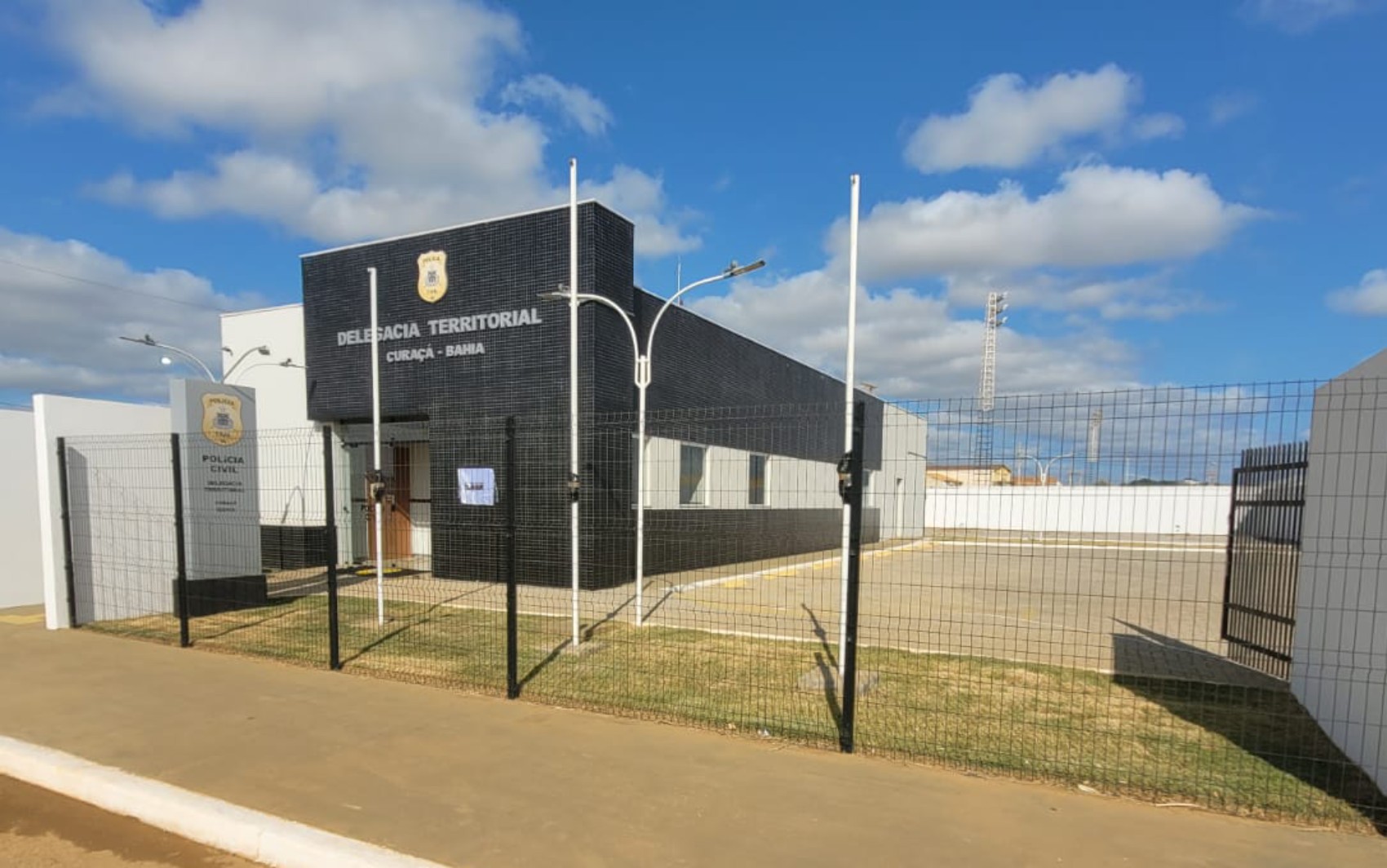 Bebê de um mês morre asfixiado após mãe adormecer e deitar em cima dele no norte da Bahia 