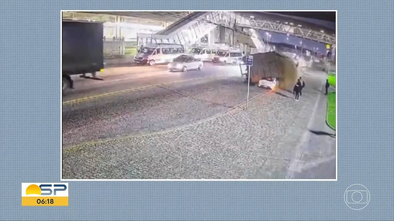 VÍDEO: carreta tomba e cai sobre dois carros em Suzano, SP