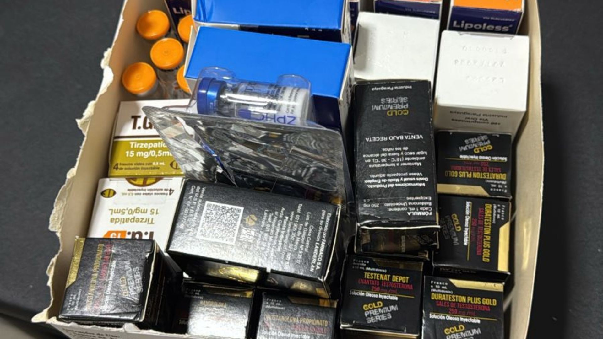 Fiscalização encontra anabolizantes e medicamentos para emagrecer dentro de gaveta trancada de academia em MG