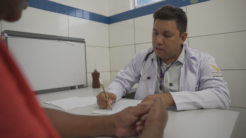 Bruno de Oliveira Sales é médico do hospital onde trabalhava como maqueiro — Foto: TV Globo/Reprodução