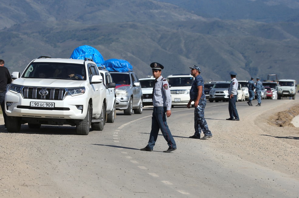 Refugiados armênios que fugiram da região de Nagorno-Karabakh chegam à vila fronteiriça de Kornidzor, na Armênia, no dia 27 de setembro de 2023 — Foto: Irakli Gedenidze/Reuters