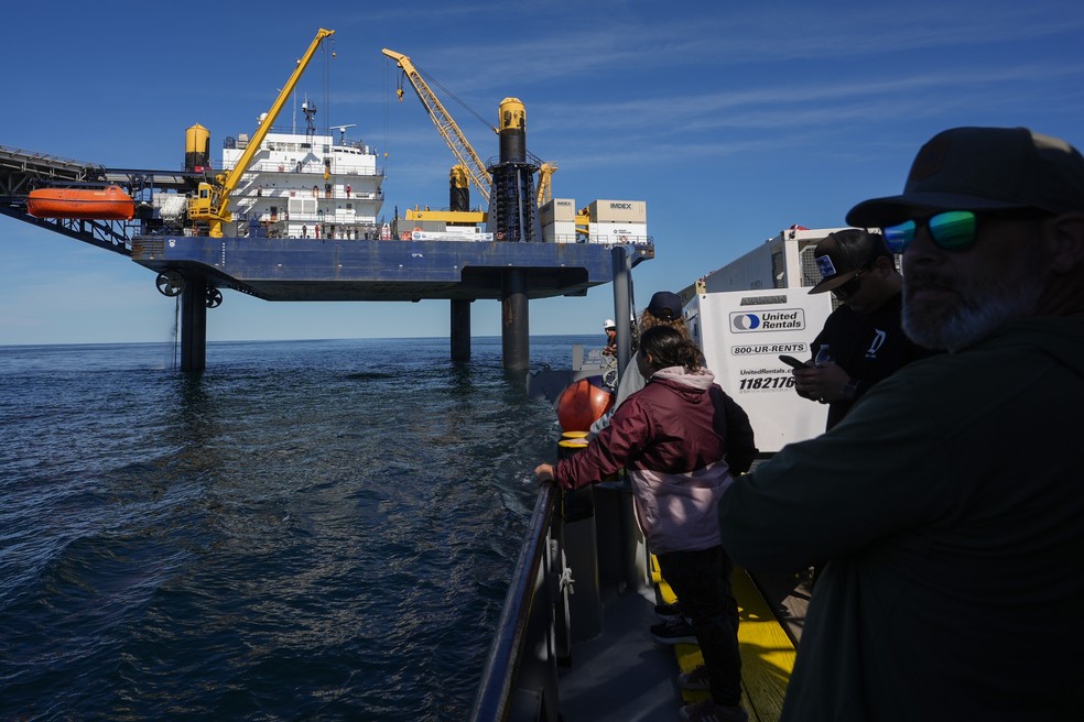 Integrantes da Expedição 501 observam da plataforma Liftboat Robert a aproximação do Gaspee, embarcação de apoio usada para transporte de tripulação, no Atlântico Norte, em 19 de julho de 2025. — Foto: Carolyn Kaster/AP