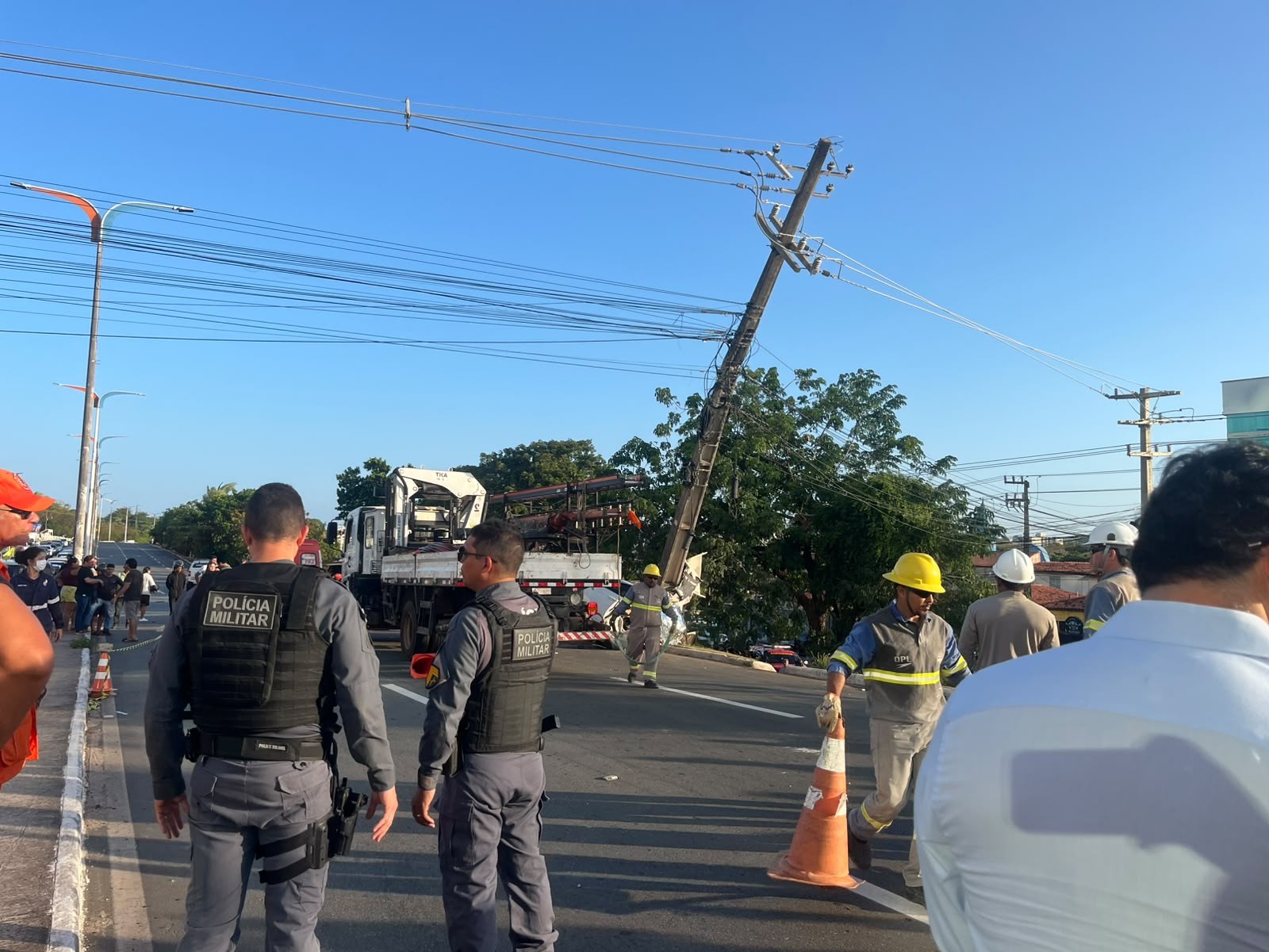 Poste atingido em acidente que matou pai e filho oferece risco à população em São Luís, diz Equatorial