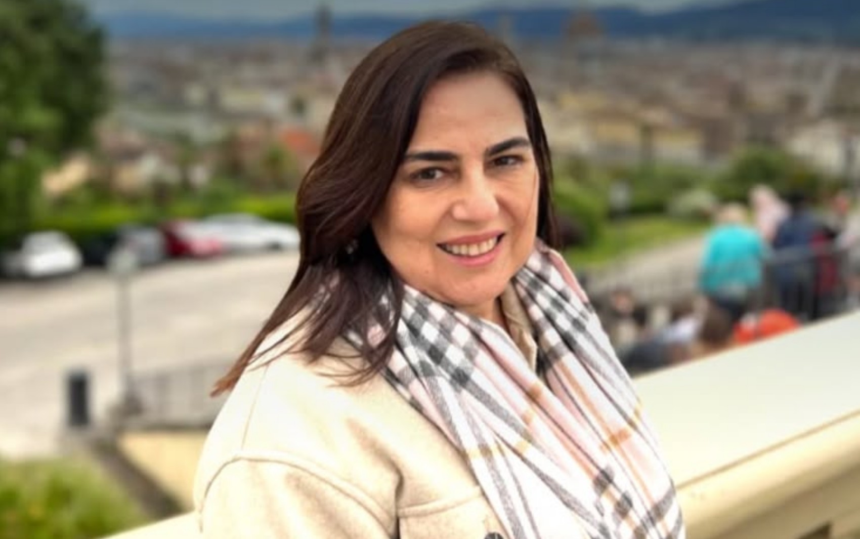 Amigos, colegas e autoridades prestam homenagens após morte da jornalista Elaine Oliveira Lopes 