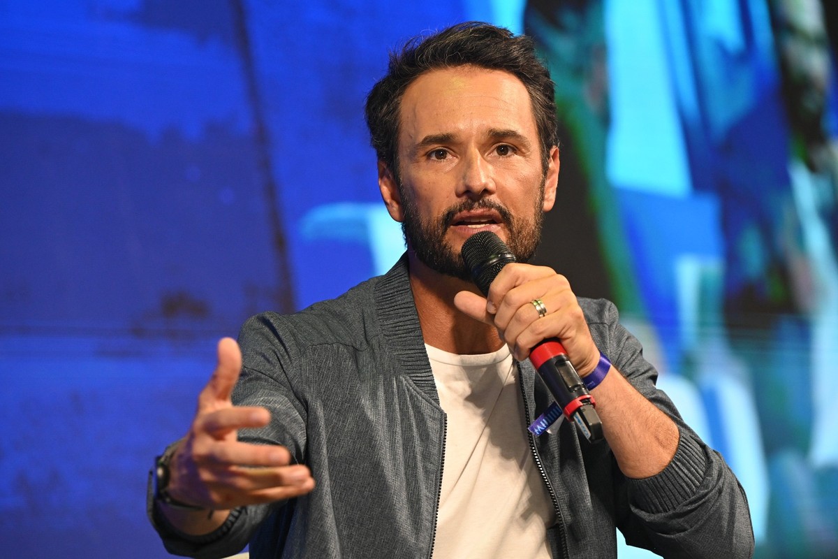 Rodrigo Santoro diz ter relacionamento difícil com redes sociais e cita aliados para enfrentar tecnologia: terapia e meditação