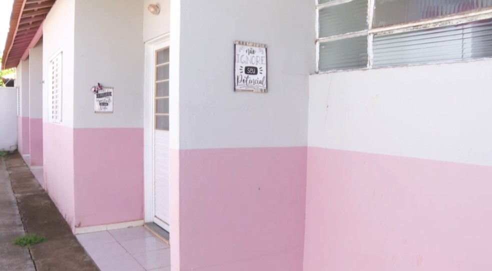 Casa Rosa, em Araras, acolhe mulheres que foram vítimas de violência doméstica — Foto: Marcos Pinguim/EPTV