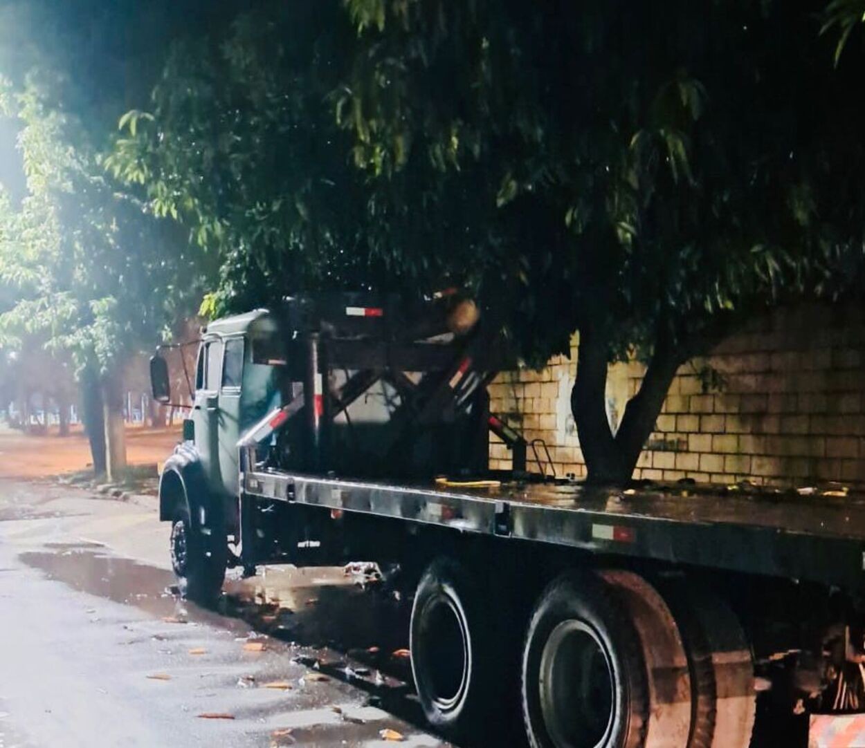 Motociclista de 22 anos morre após bater em caminhão estacionado no interior de SP