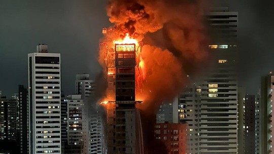 Curto-circuito pode ter causado incêndio em obra de prédio no Recife - Foto: (Eduardo Fialho/WhatsApp)