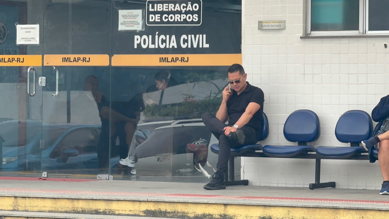 Pai de adolescente colombiana morta em acidente de helicóptero volta ao IML pelo 2º dia seguido em busca da liberação do corpo