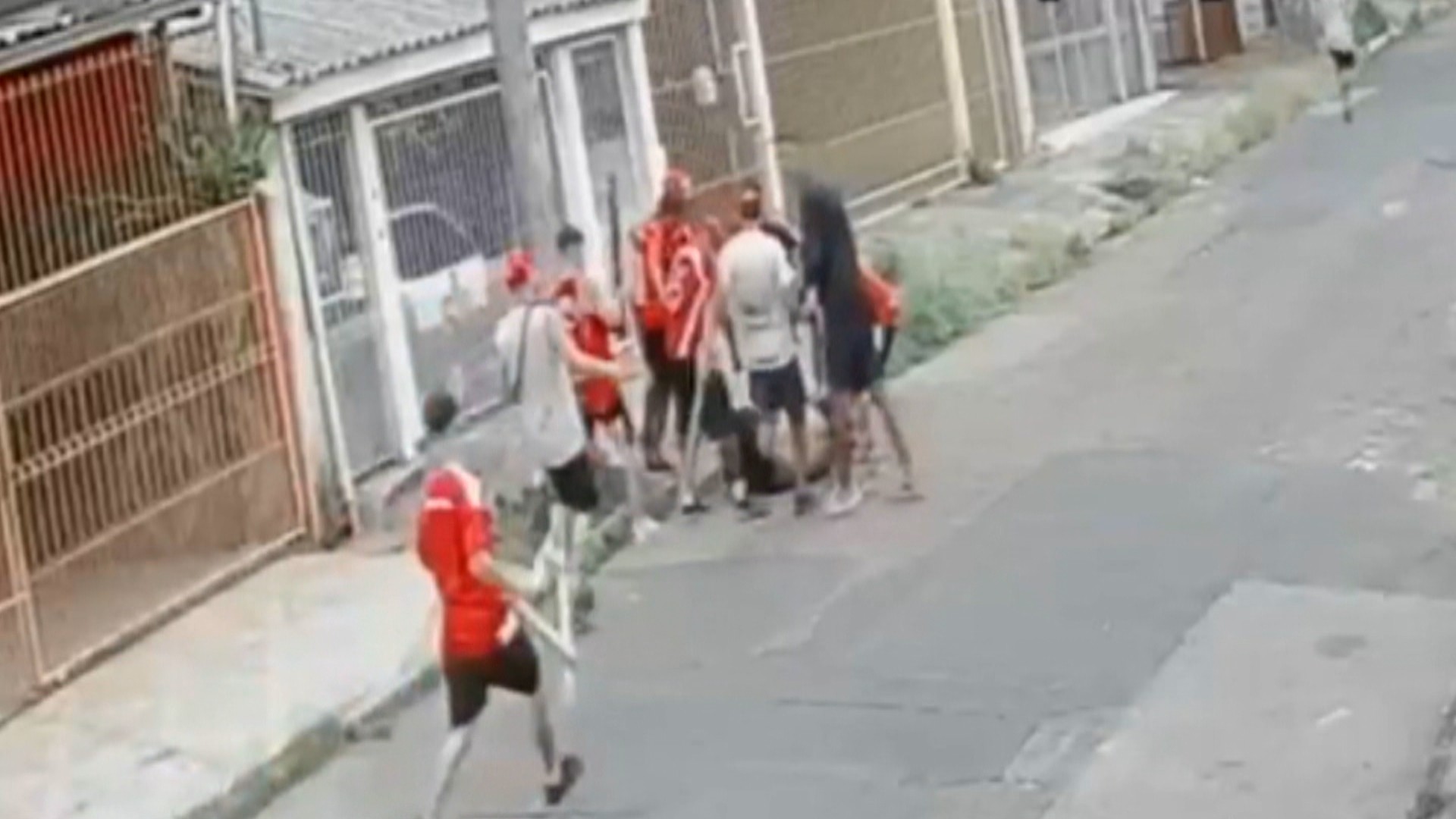 Torcedor gremista foi espancado por 17 rivais com paus, pedras, chutes e até um cavalete, afirma polícia; 10 foram presos