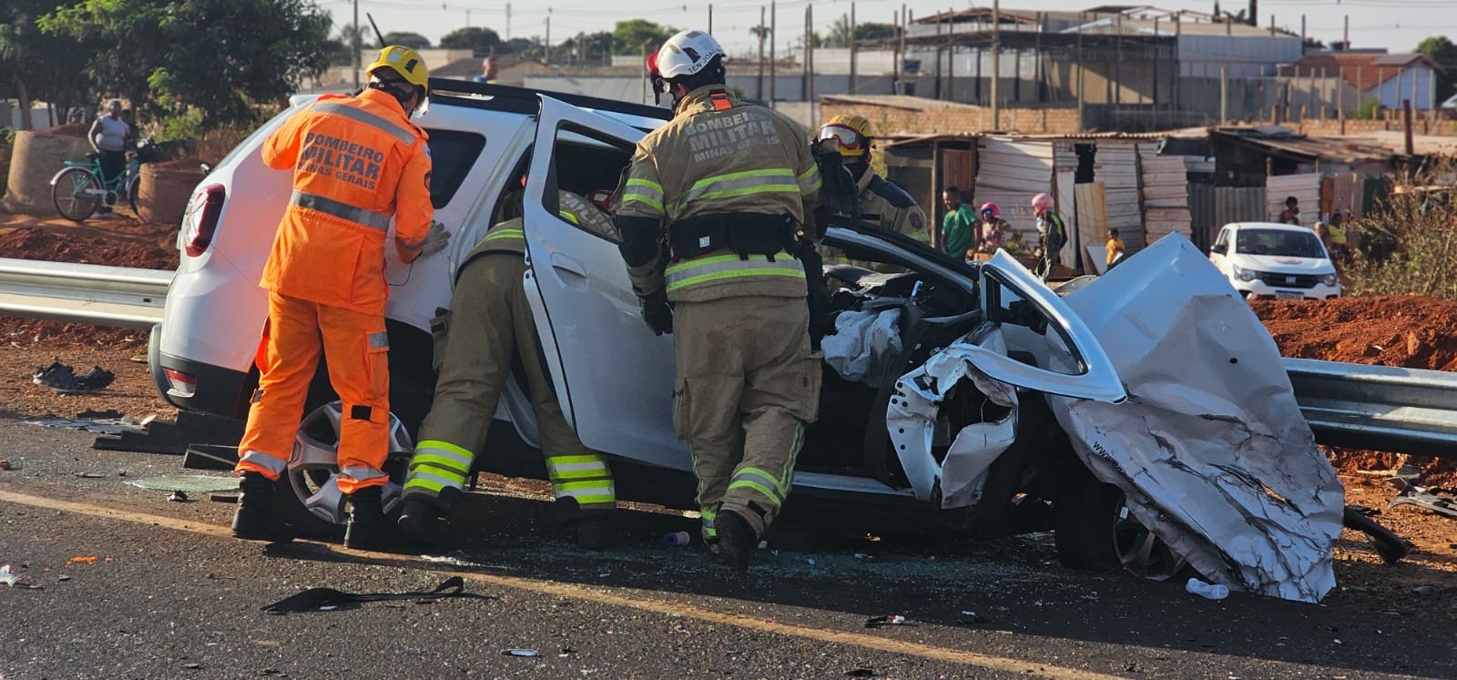 Motorista de carro morre em acidente entre carro e caminhão na MGC-452, em Uberlândia